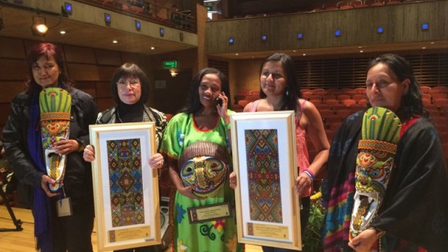  Ángela Robledo felicita a ganadoras de Premio Nacional a la Defensa de los Derechos Humanos en Colombia versión 2014